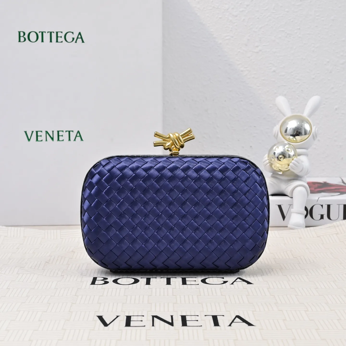 Batch 1460 #BV Knot woven evening bag series ~ Each bag reveals exquisite elegance💫Iconic classic silk weaving➕snake skin trimming with knot buckle, soft and delicate feel. The design is small and exquisite, low-key without logo, elegant and elegant. Paired with evening dress or cheongsam, it has the atmosphere of a famous and wealthy lady. Full of aura and invincible texture💃 Model: 7622 Dimensions: 20x12x5.5
